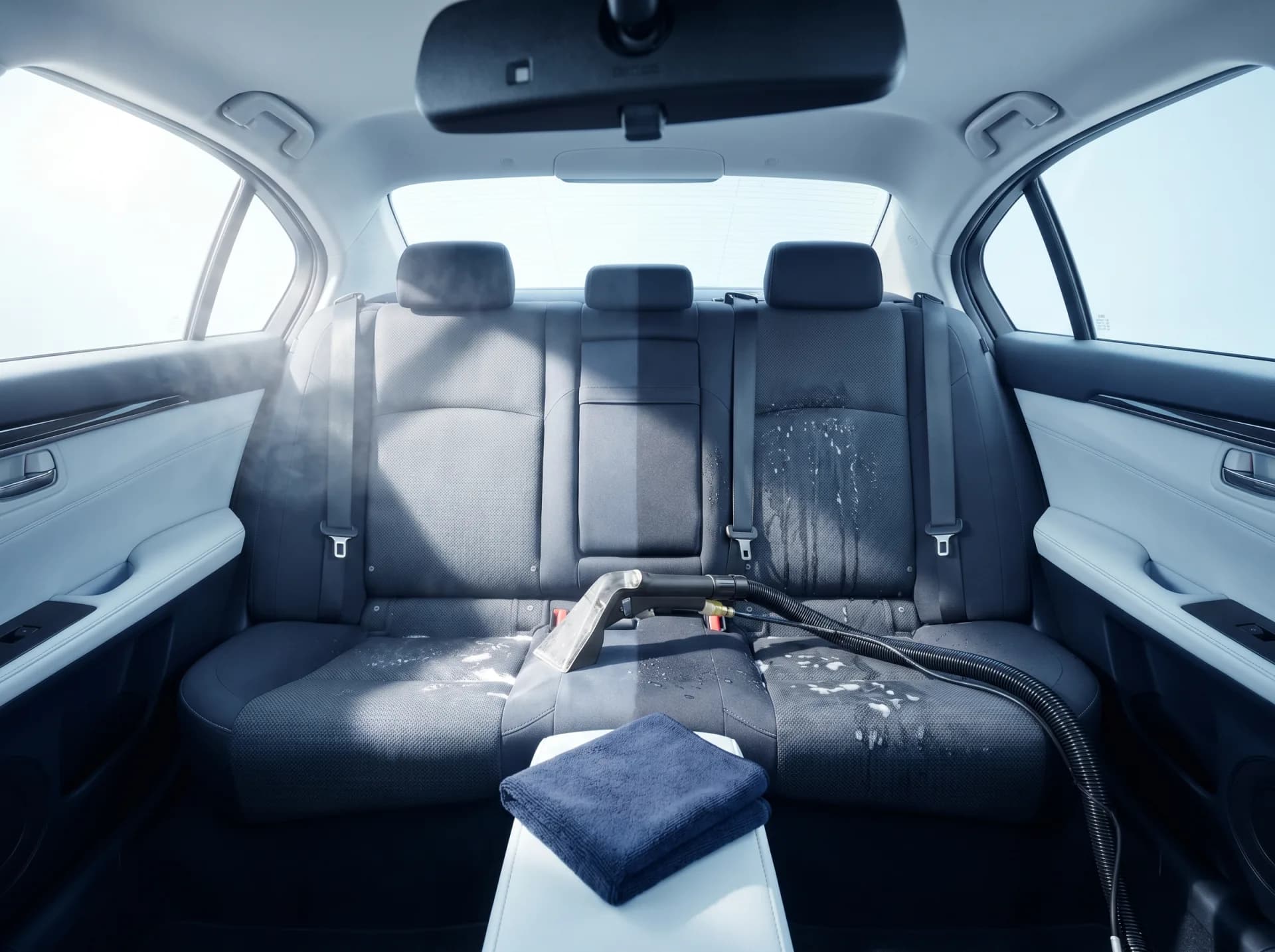 Interior de auto recién lavado por TUTTO LIMPIO